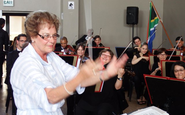 Raadsdame Nicolette Botha-Guthrie in aksie met die dirigeerstokkie voor die Kaapstadse Philharmoniese Orkes